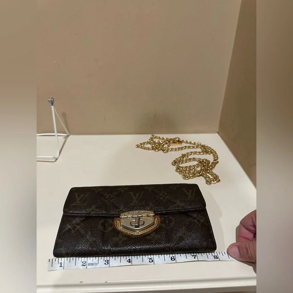 LOUIS VUITTON
Sarah leather wallet w/unbranded chain - Picture 11 of 12